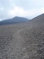 Salita verso il cratere Centrale dalla Montagnola - Etna: lasciandoli alla nostra destra