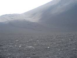 Salita verso il cratere Centrale dalla Montagnola - Etna: passare dietro al monte