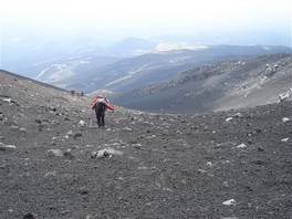 Salita verso il cratere Centrale dalla Montagnola - Etna: discesa molto ripida