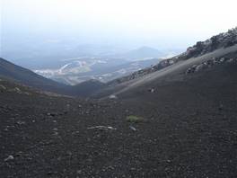 Salita verso il cratere Centrale dalla Montagnola - Etna: canalone sabbioso