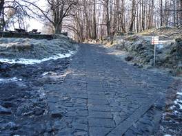 foto del sentiero che porta su Monte Fontane - Etna: stradina in pietra lavica