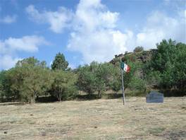 Der 'Der 'Monte Nero degli Zappini' Naturweg, auf dem vulkan Ätna: eine italienische Fahne