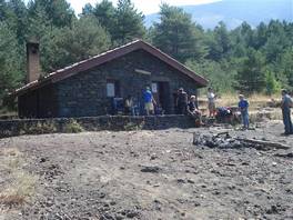 La pista Altomontana - Dal rifugio Monte Spagnolo al rifugio Monte Scavo - Etna: rifugio di Monte Scavo