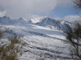 foto nel sentiero natura Monte Zoccolaro- Etna:  mostrano già quello che sarà il panorama in cima.