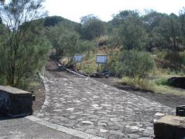 Der Naturweg der 'Monti Rossi', in Nicolosi, von den der Ausbruch von 1669, der Catania zerstörte, fuhr: entlang dem westlichen Teil der Krater