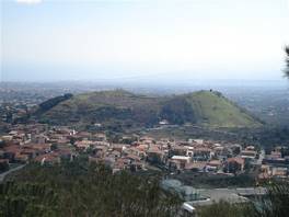 Der Naturweg der 'Monti Rossi', in Nicolosi, von den der Ausbruch von 1669, der Catania zerstörte, fuhr: der südliche Aussichtspunkt
