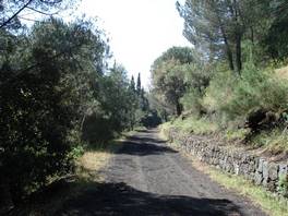 Der Naturweg der 'Monti Rossi', in Nicolosi, von den der Ausbruch von 1669, der Catania zerstörte, fuhr: erste Strecke