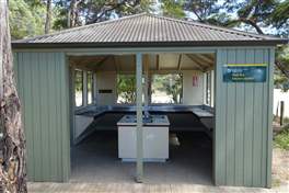 Abel Tasman national park coast track: refuge with kitchen