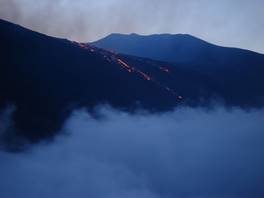 Schiena dell'Asino nature trail: observe the Etna eruptions that flow in the valley