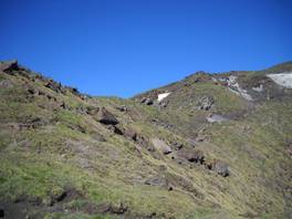 Aufstieg zu den öbersten Kratern von 'Schiena dell'Asino': unebenen Steine