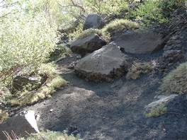 Der weg, der von Serracozzo Grotte: einen aus Stein gemalten Pfeil