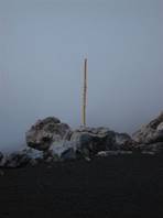 foto del sentiero che sale su Serra delle Concazze - Etna: bastone piantato nel terreno