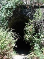 Naturschutzgebiet La Timpa di Acireale: ersten Tunnel des Weges
