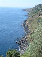 Naturschutzgebiet La Timpa di Acireale: grünen Berg „in den See fallen“ sehen