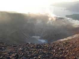 Die Vulkaninsel - Äolischen Inseln: einzelne Steinkegel sehen, die von verschiedenen Eruptionen zurückgeblieben sind