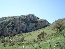 Das archäologische Gebiet von Segesta: Dolomiten-Felsen