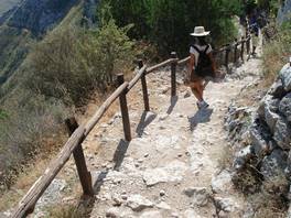 Cavagrande del Cassibile Hauptseen - Nebenseen: Abstieg über eine Steintreppe