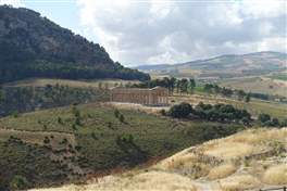 Das archäologische Gebiet von Segesta: dem Tempel im Hintergrund