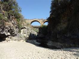 Simeto river Cantera gorges: bed of the river under the medieval bridge