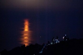 Escursione notturna con vista sul mare e luna piena sull'Etna