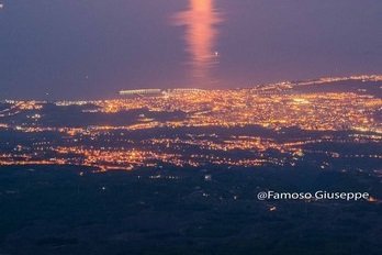 Luna piena sul mare di Catania visto dalla Schiena dell'Asino
