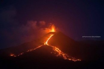 Eruzione notturna sul vulcano Etna fotografata dal sentiero di Serracozzo
